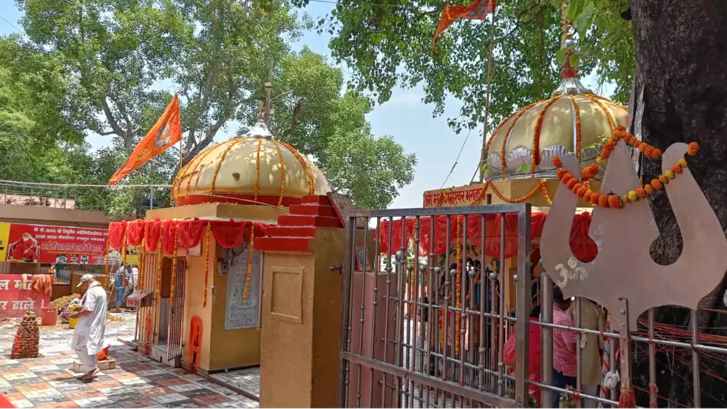Mankameshwar Temple in Prayagraj, ancient Lord Shiva shrine on Yamuna riverbank