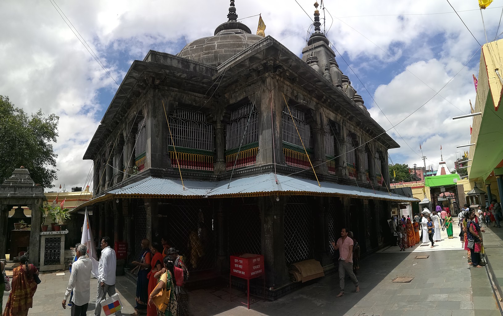 Vishnupad Temple in Gaya, sacred Hindu shrine with Lord Vishnu’s footprint and spiritual rituals